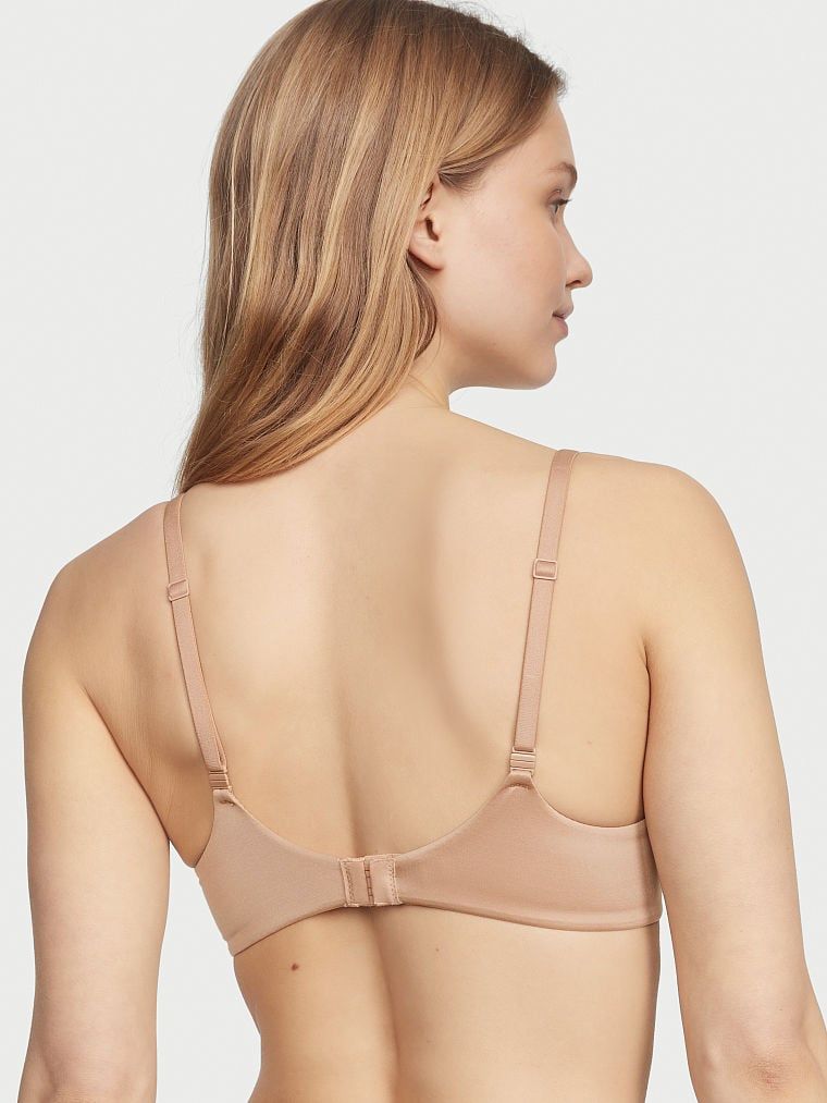 Mírně vyztužená podprsenka se silně vsazenými košíčky s lehkou podšívkou a plným krytím. Produkt je béžový a pochází z kolekce Body by Victoria.