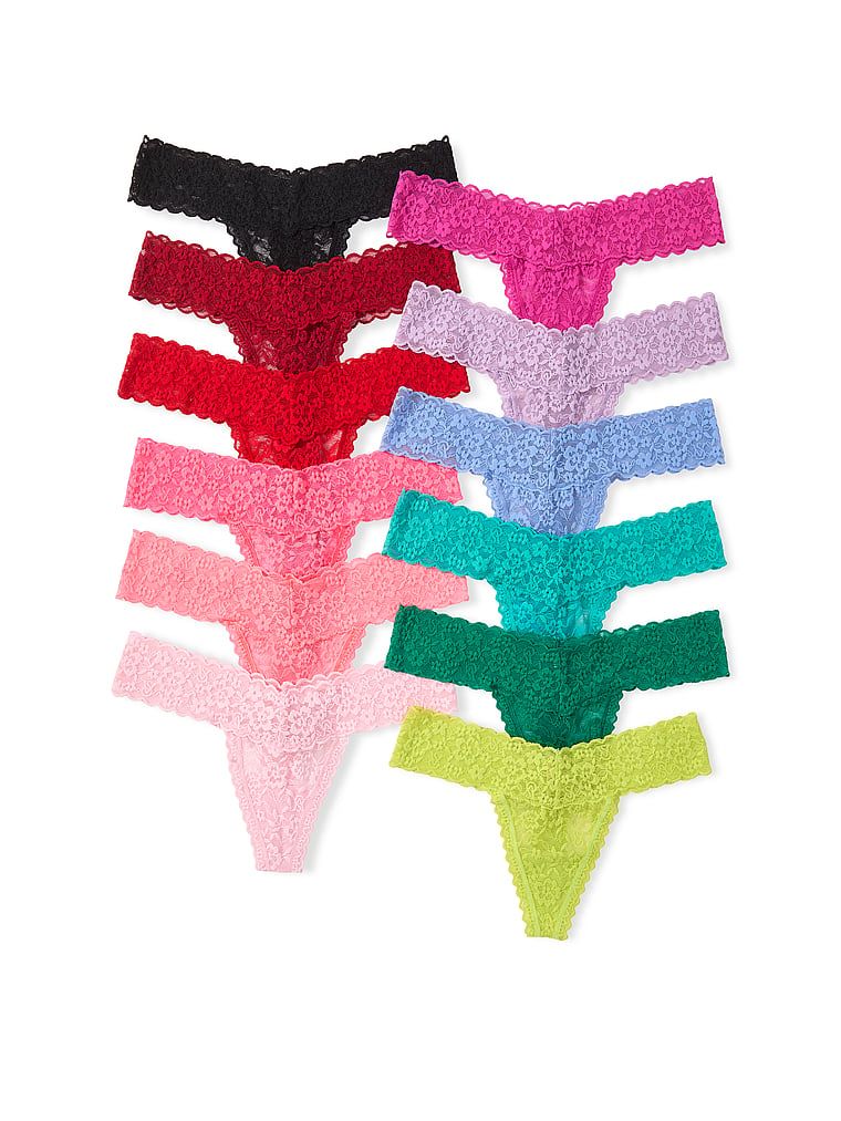Sada krajkových tang – 12 dílů. Produkt má vzorovanou barvu a pochází z kolekce Victoria's Secret.