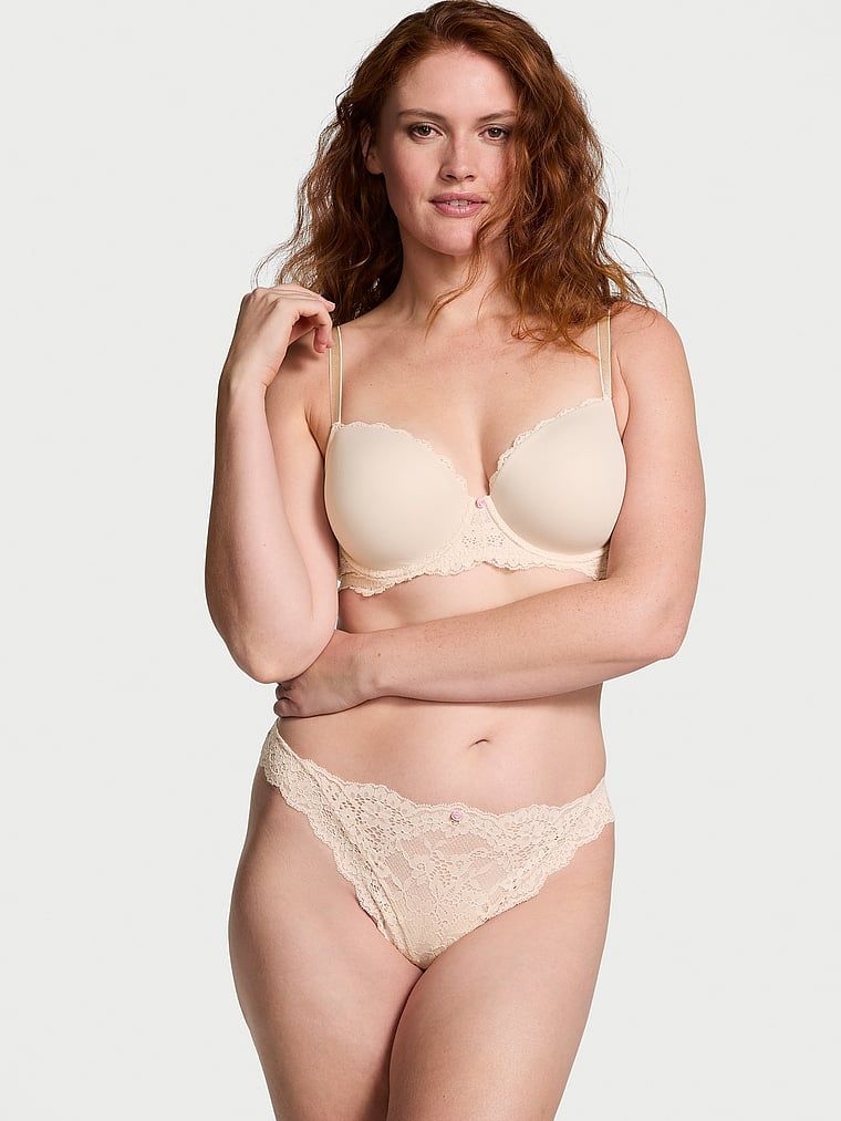 Krajková krajková tanga. Produkt je béžový a pochází z kolekce Dream Angels.