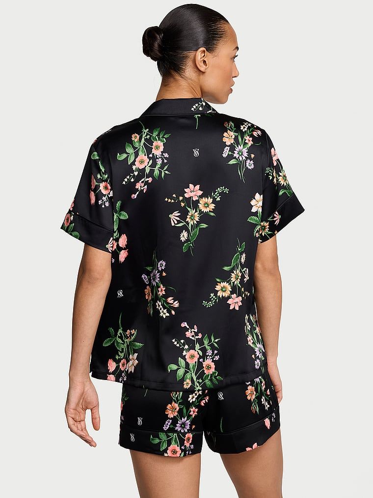 Satěnové pyžamo s podpisovými kraťasy. Produkt má květinový vzor a pochází z kolekce Victoria's Secret.