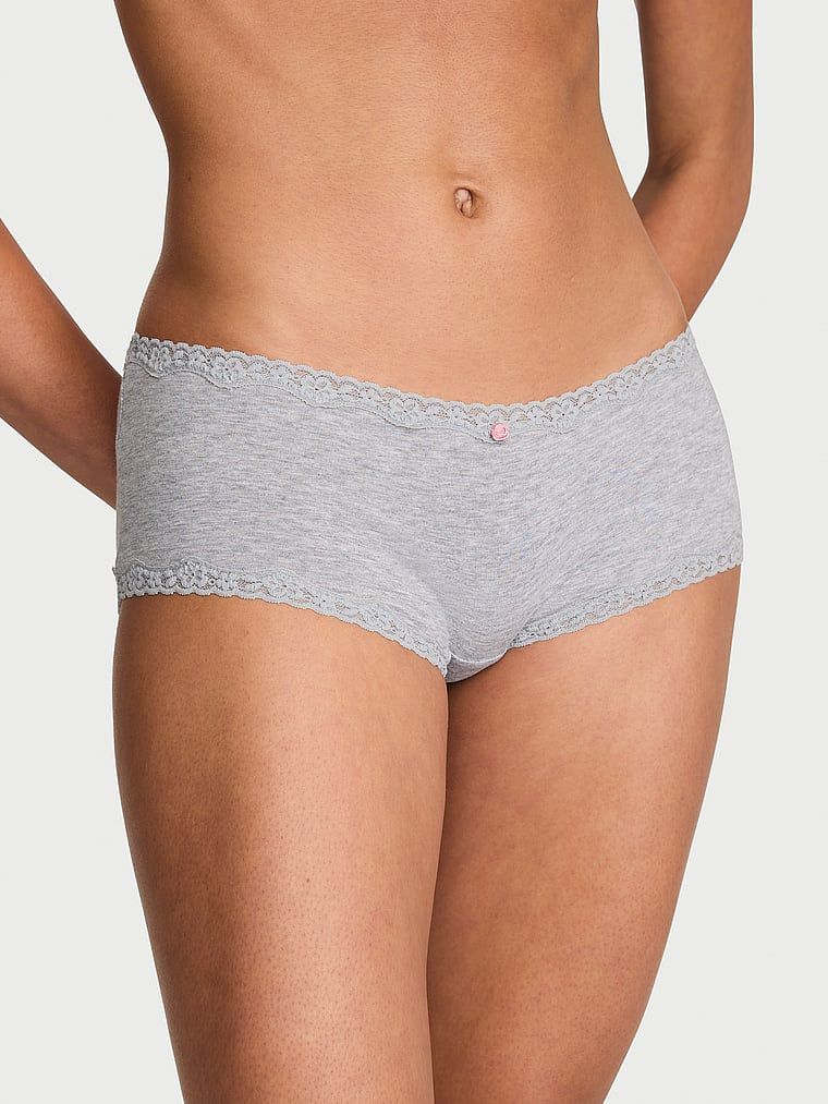 Bavlněné kraťasy s krajkou na okrajích, krajkové šortky s lemováním Boyshort. Produkt je šedé barvy a pochází z kolekce Lace Trim.