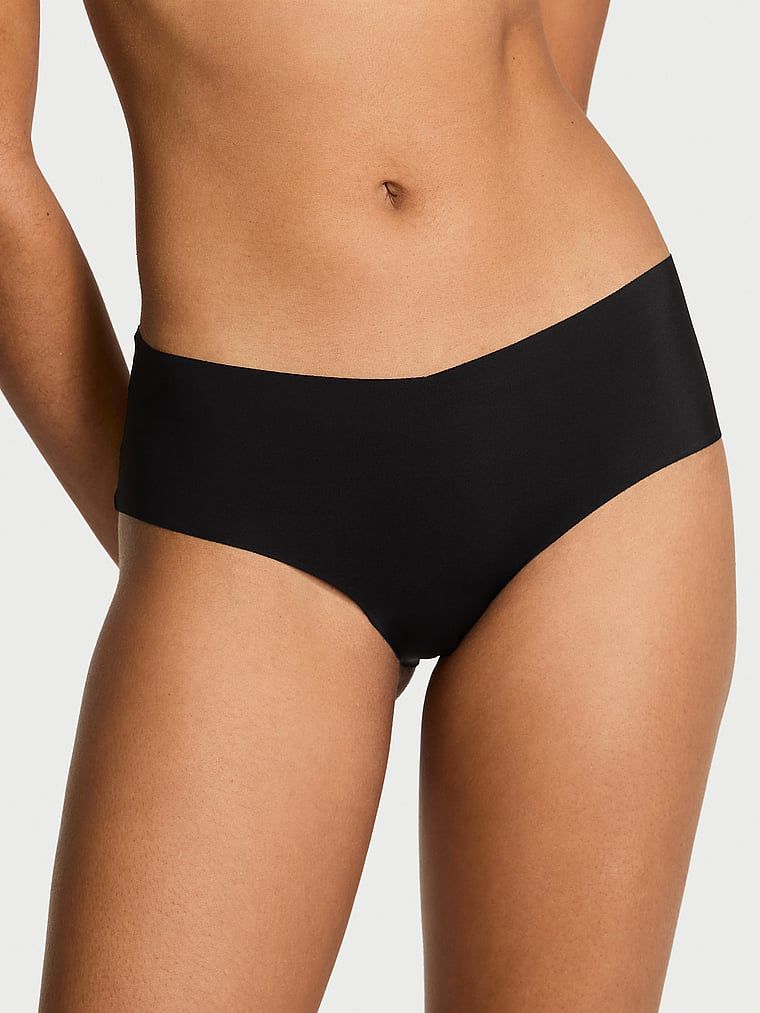 Bezešvé kalhotky s ramínky na zadní straně No-Show Strappy Cheeky. Produkt je černý a pochází z kolekce No-Show.