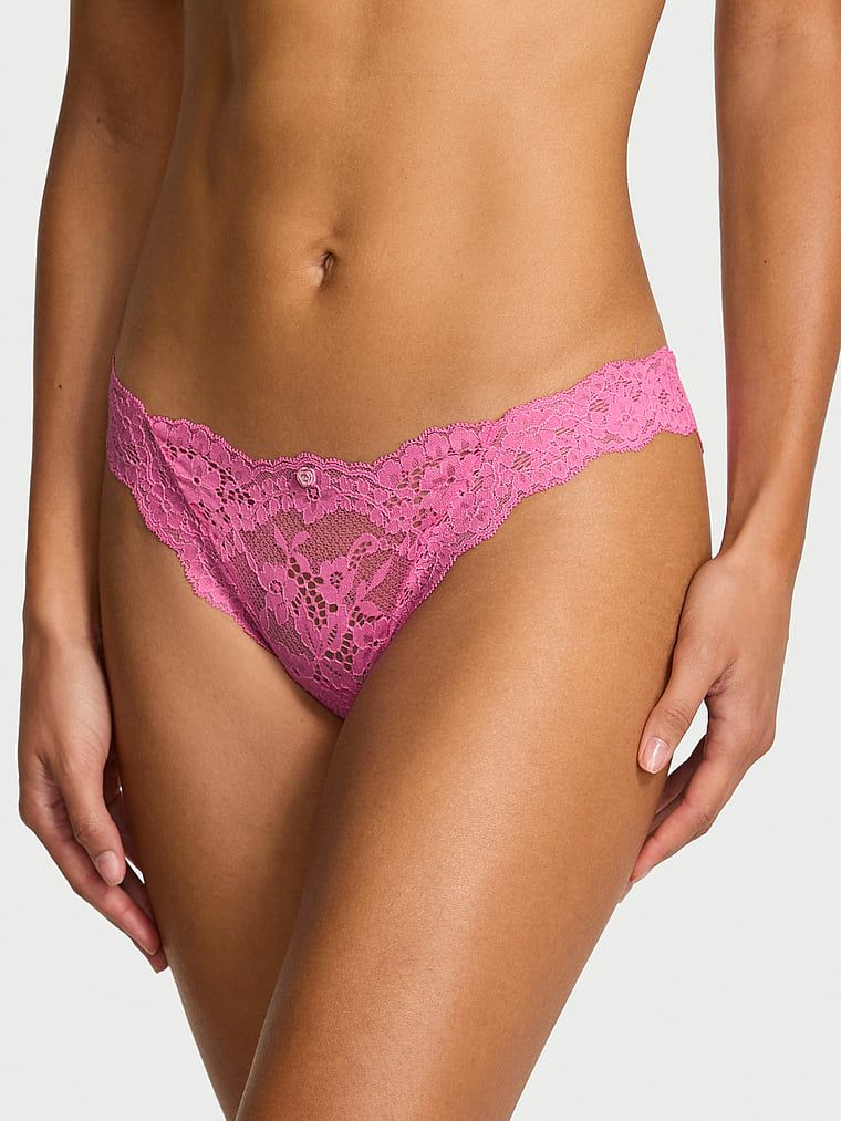 Krajkové bikini kalhotky. Produkt je růžové barvy a pochází z kolekce Dream Angels.