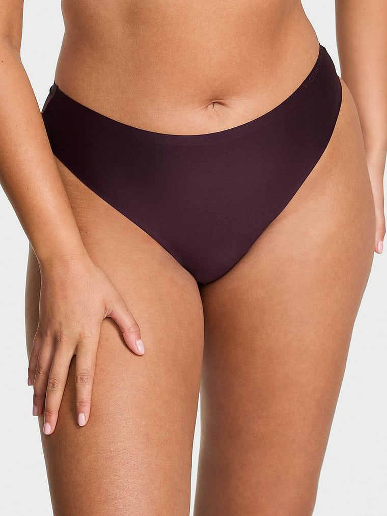 Flexibilní tanga z mikrovlákna. Produkt má fialovou barvu a pochází z kolekce Body by Victoria.