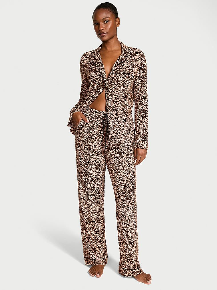 Dlouhé modální pyžamo. Produkt má zvířecí design a pochází z kolekce Victoria's Secret.