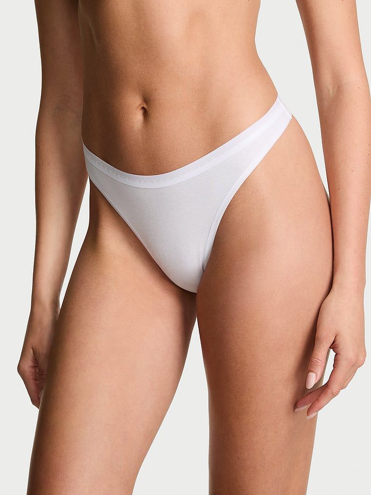 Bavlněné tanga s vysokými nohavičkami. Produkt je bílé barvy a pochází z kolekce Victoria's Secret.