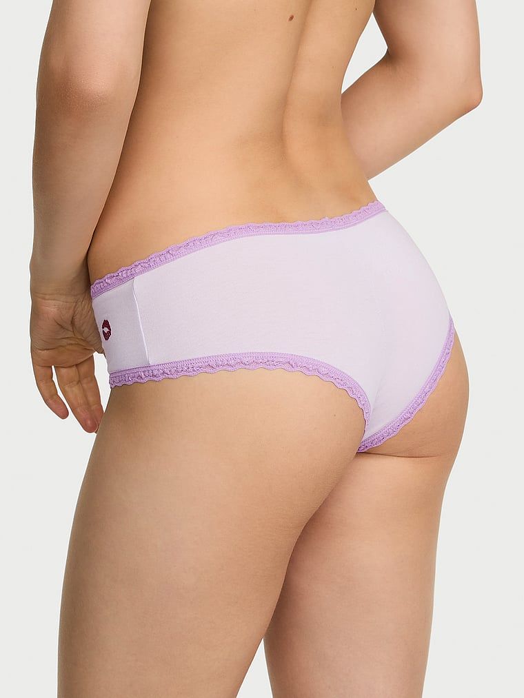 Bavlněné kalhotky s krajkou na okrajích Lace-Waist Cheeky. Produkt je fialové barvy a pochází z kolekce Lace Trim.