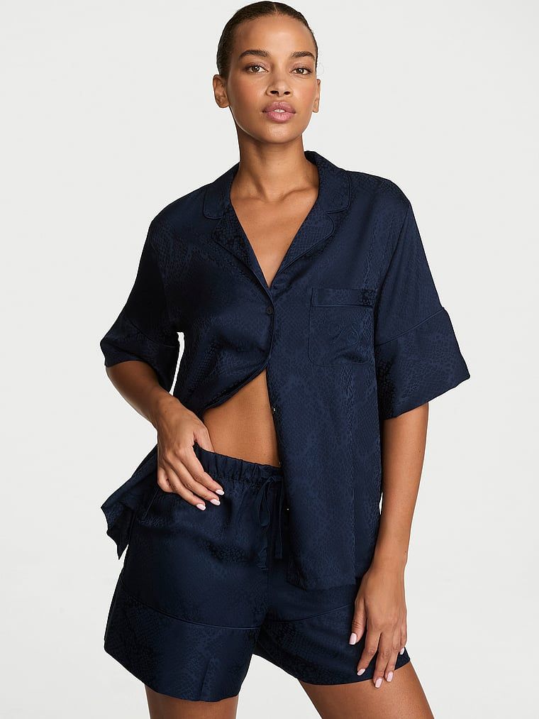 Satěnové pyžamo s Signature šortkami. Produkt je modré barvy a pochází z kolekce Victoria's Secret.