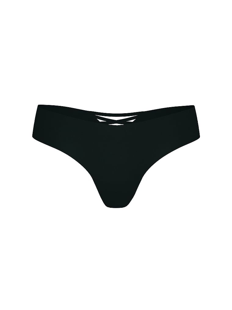 Bezšvové tanga s ramínky na zadní straně No-Show Strappy. Produkt je černý a pochází z kolekce No-Show.