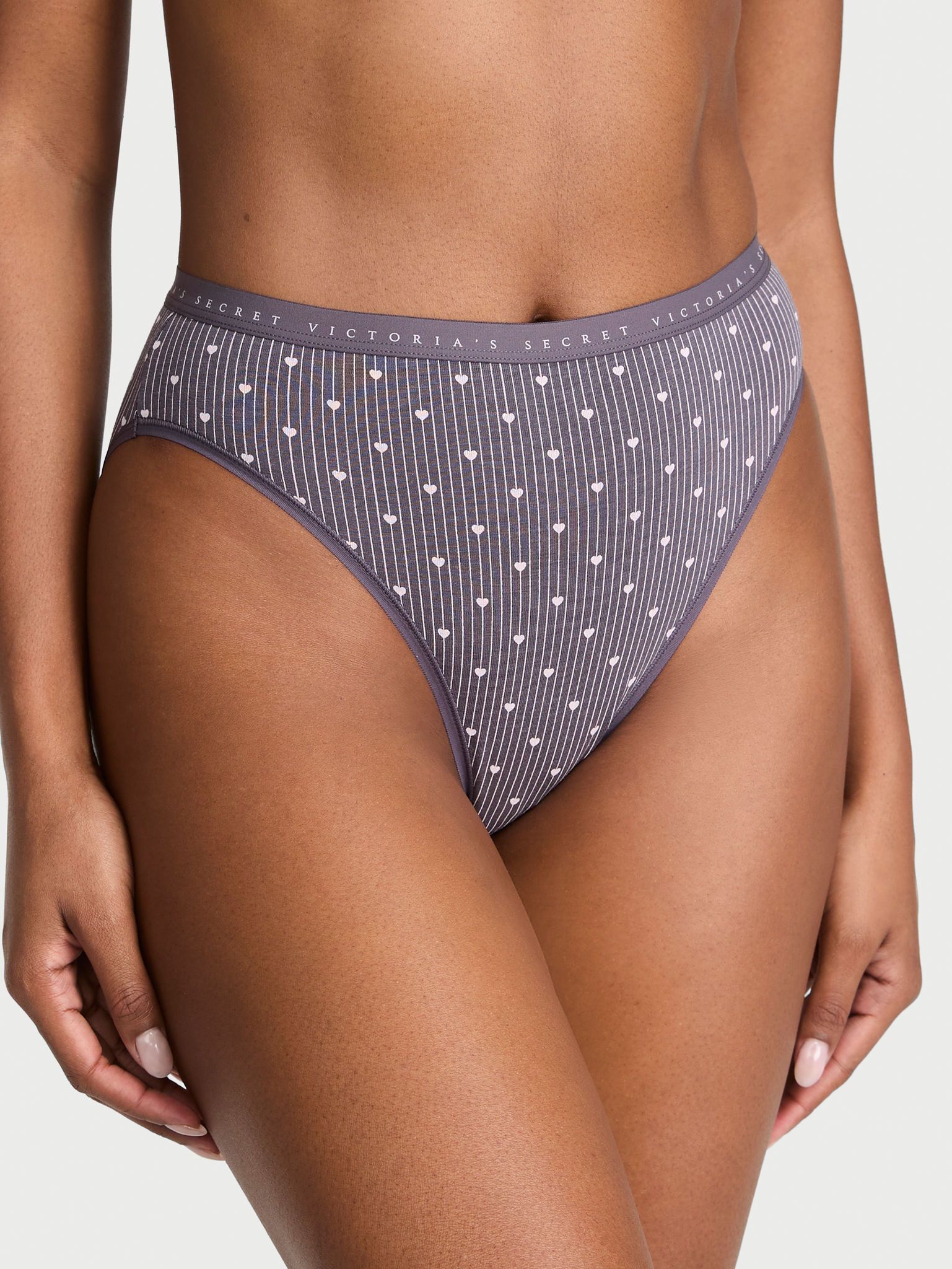 Bavlněné kalhotky s vysokými nohavicemi a vysoko střiženými nohavicemi. Produkt je vzorovaný a pochází z kolekce Victoria's Secret.