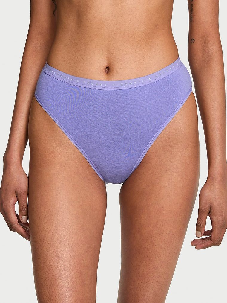 Bavlněné slipy s vysoko střiženými nohavičkami. Produkt je modré barvy a pochází z kolekce Victoria's Secret.