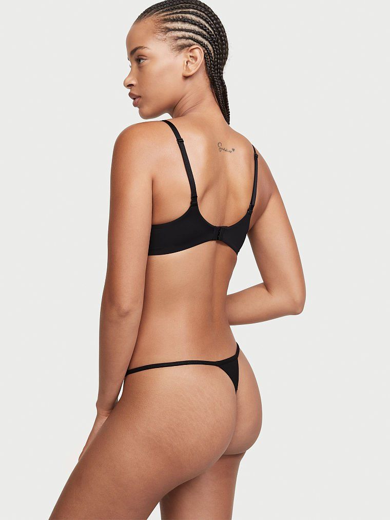Elastická bavlněná tanga. Produkt je černý a pochází z kolekce Victoria's Secret.