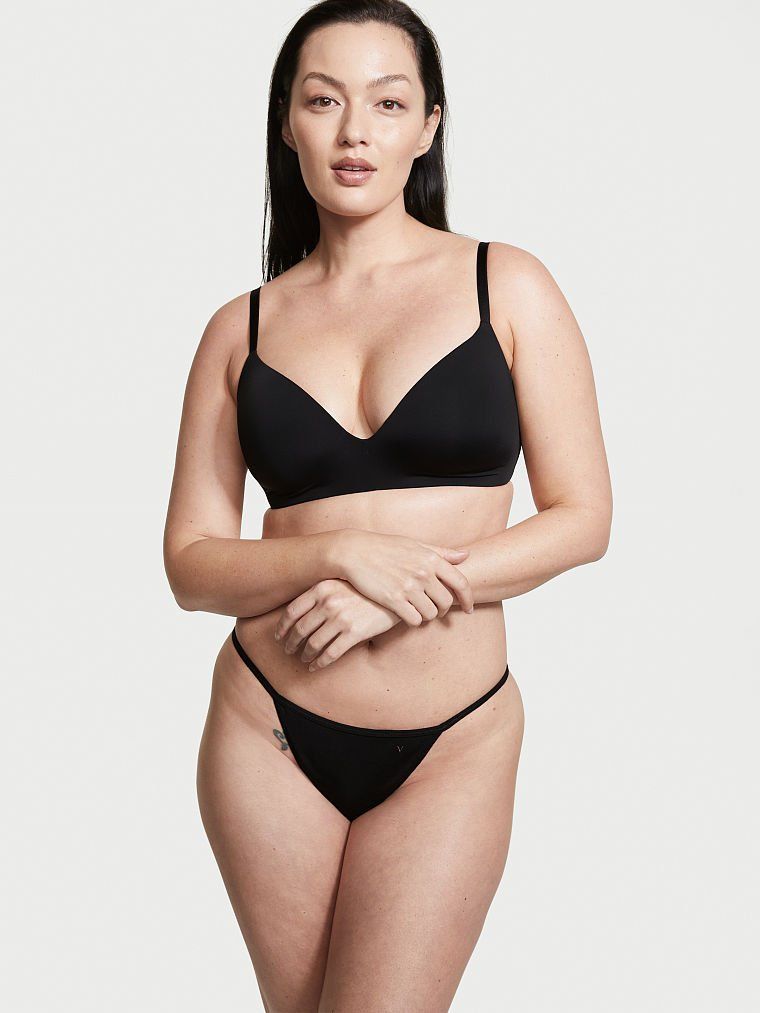 Elastická bavlněná tanga. Produkt je černý a pochází z kolekce Victoria's Secret.