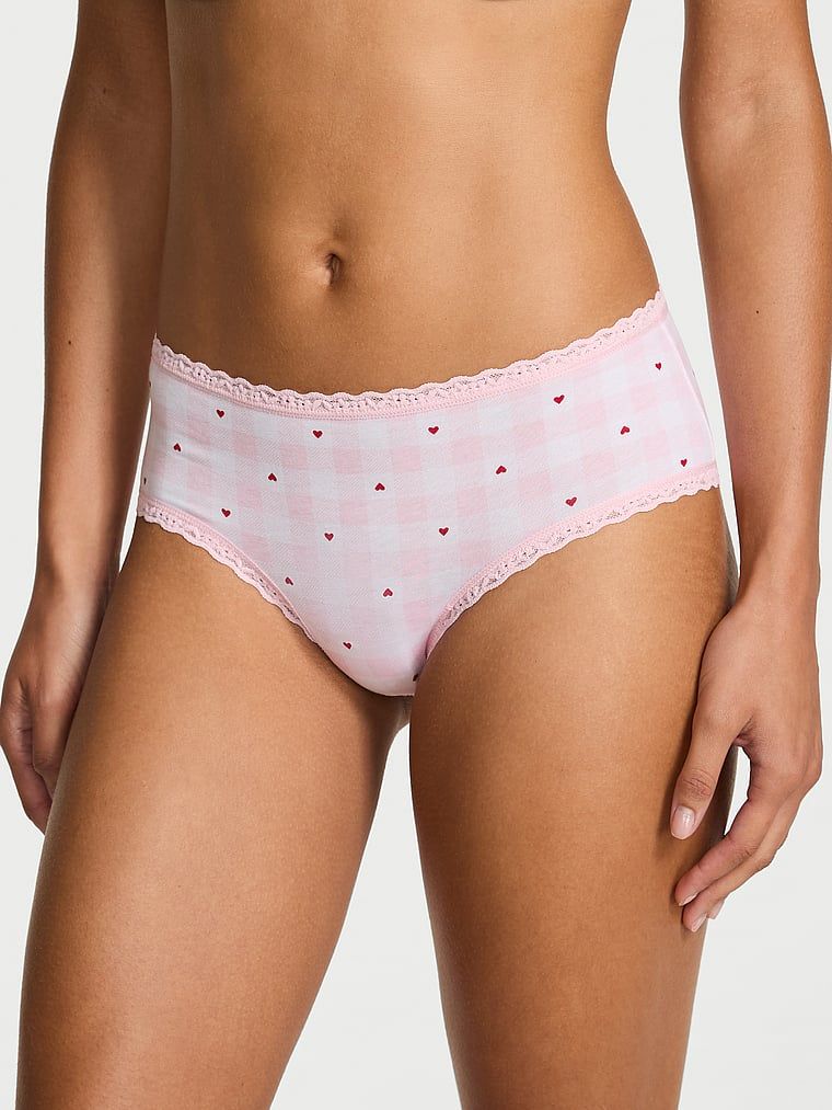 Bavlněné kalhotky s krajkou na okrajích Lace-Waist Cheeky. Produkt je vzorovaný a pochází z kolekce Lace Trim.