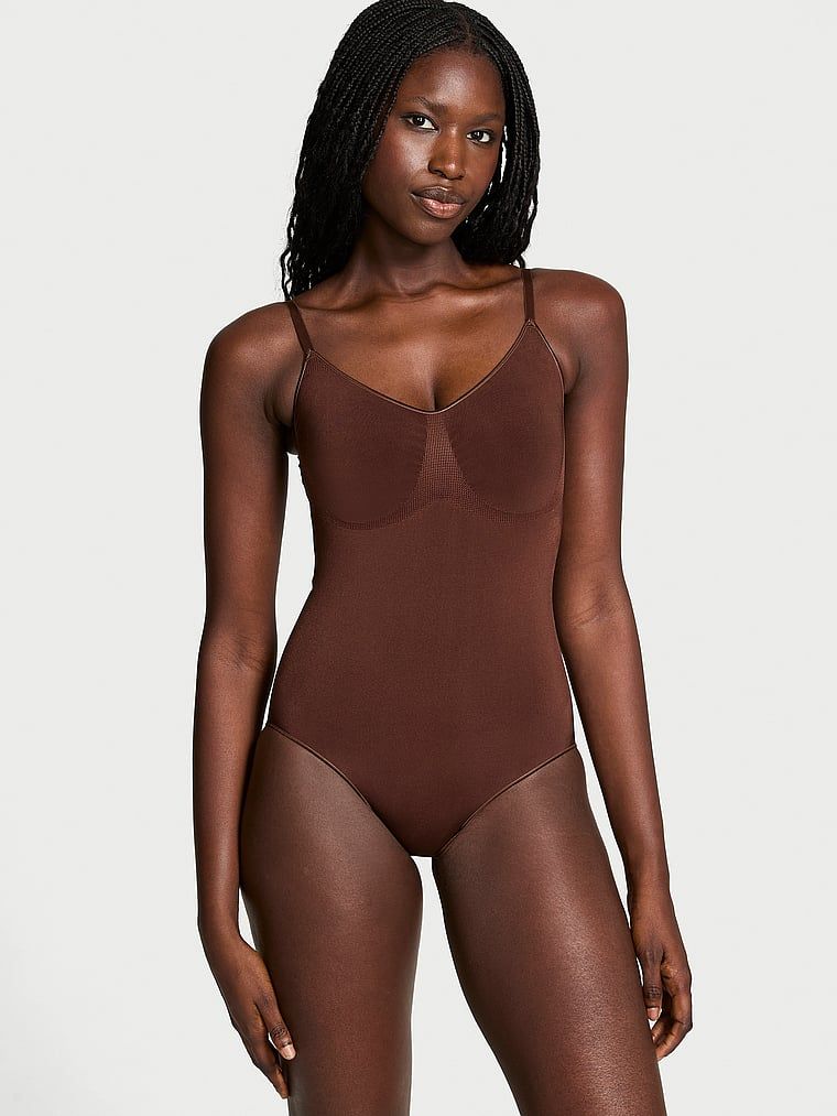 Tvarovací prádlo od Victoria tvarující kombinézu. Výrobek je hnědý a pochází z kolekce Victoria's Secret.