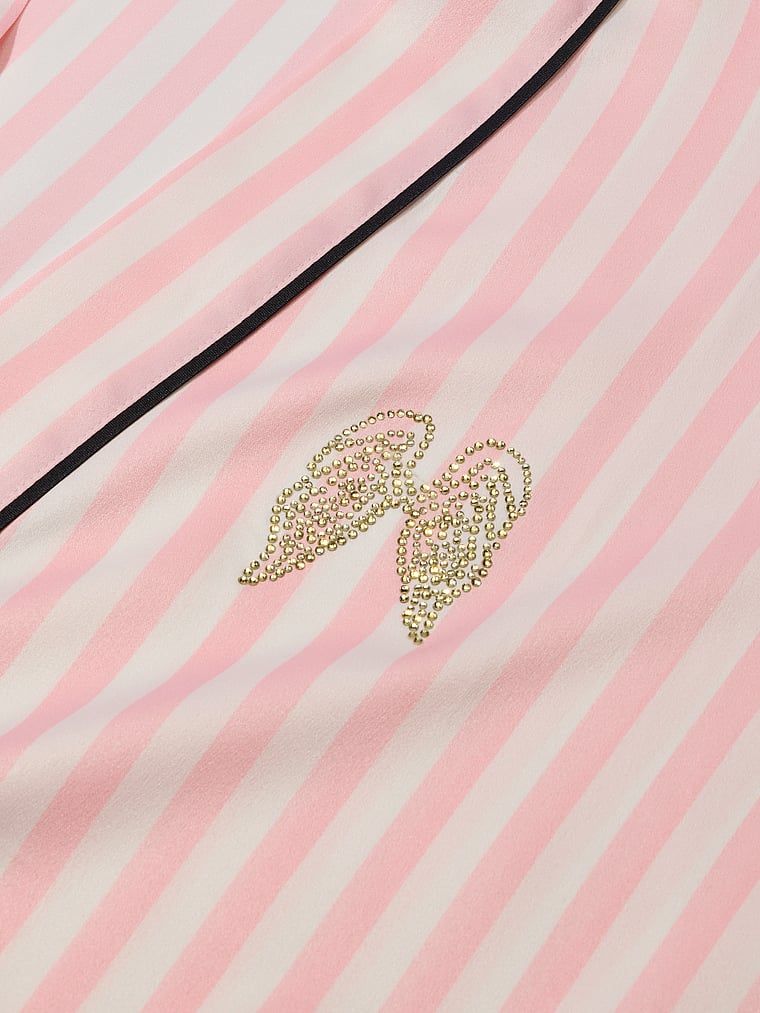 Typický saténový krátký župan. Produkt má pruhovaný vzor a pochází z kolekce Victoria's Secret.