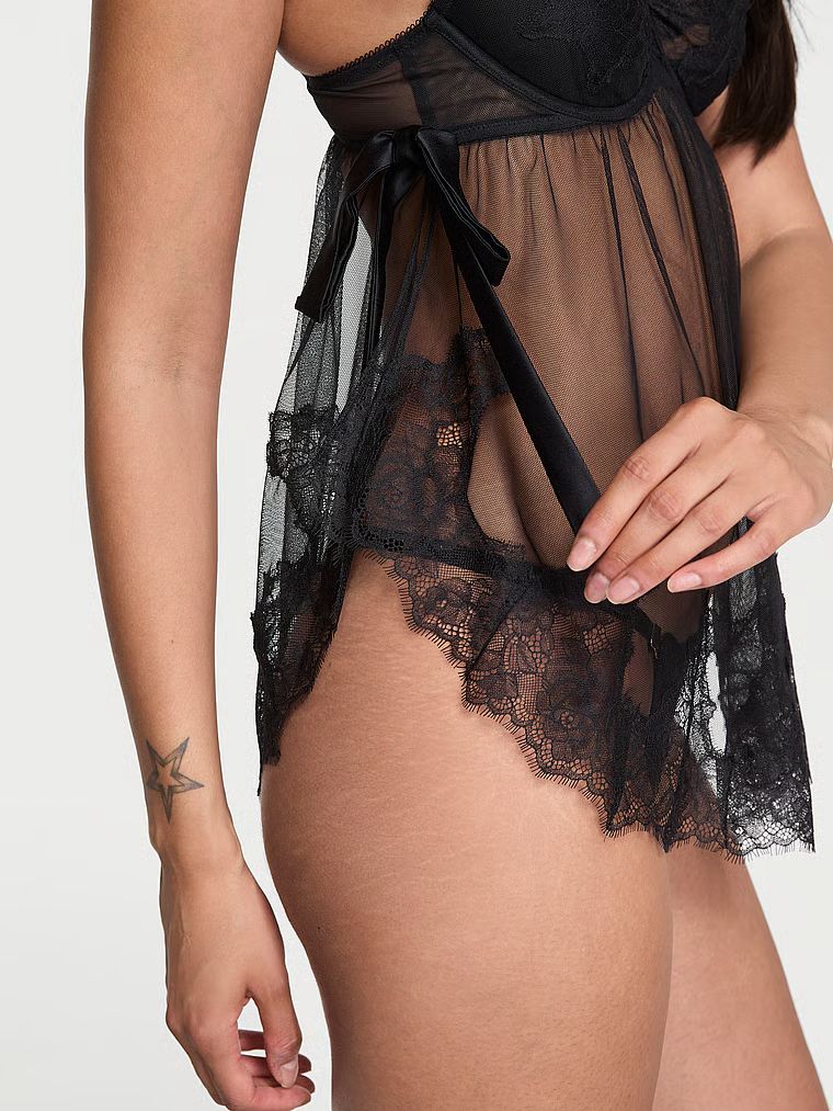 Hříšný průsvitný a tanga. Produkt je černý a pochází z kolekce Very Sexy.