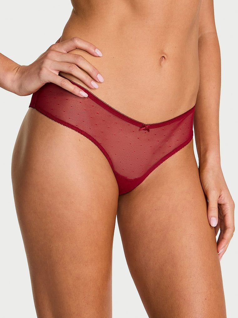 Síťové kalhotky s kovovým přívěskem na zádech Tease Cherry Hardware Cheeky. Produkt je červené barvy a pochází z kolekce Very Sexy.