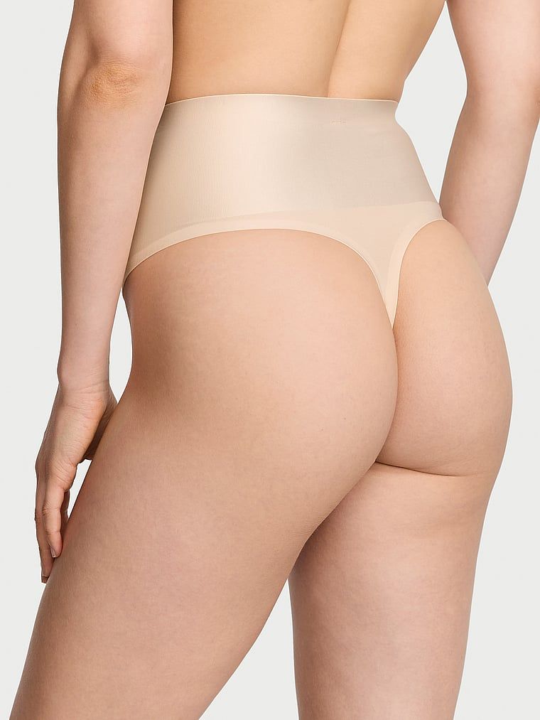 Vyhlazující tvarující tanga s vysokým pasem. Produkt je béžový a pochází z kolekce Body by Victoria.