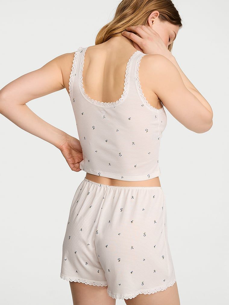 Bavlněná spací souprava – top a kraťasy Shadow Stripe. Produkt má květinový vzor a pochází z kolekce Victoria's Secret.