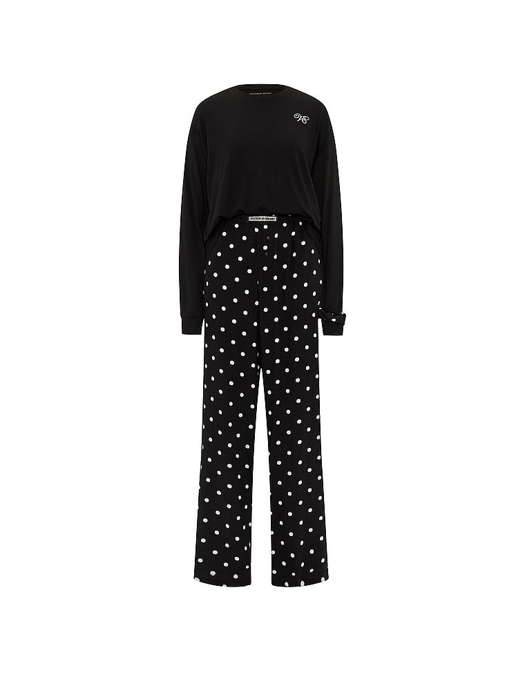 Dlouhé flanelové pyžama Tee-Jama. Produkt je černý a pochází z kolekce Victoria's Secret.
