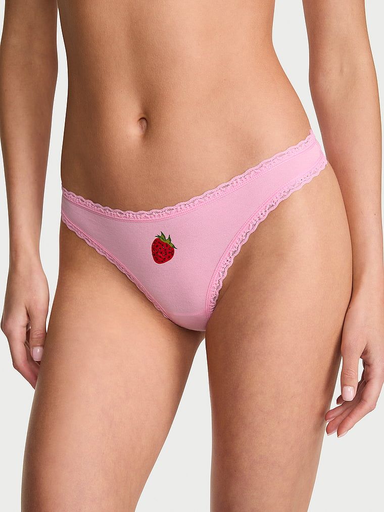 Bavlněné tanga s krajkou na okrajích Lace-Waist. Produkt je růžové barvy a pochází z kolekce Lace Trim.