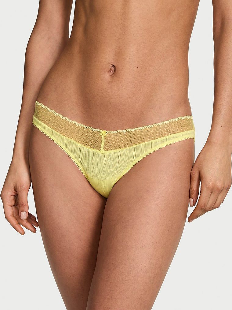 Krajkové Pointelle kalhotky v bikinách. Produkt je žluté barvy a pochází z kolekce Victoria's Secret.