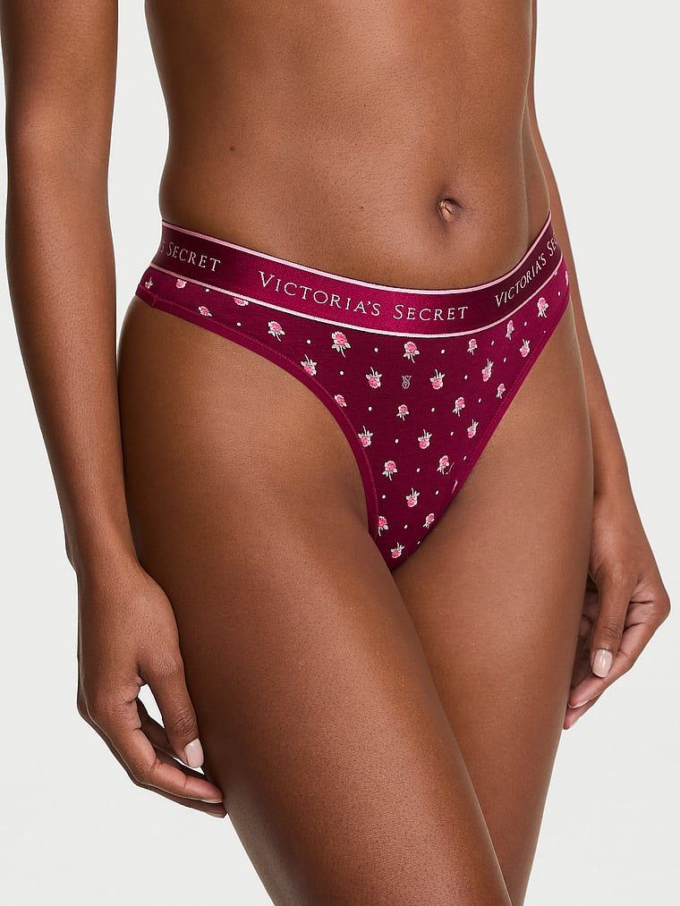 Bavlněné tanga s logem v pase. Produkt má květinovou barvu a pochází z kolekce Cotton.