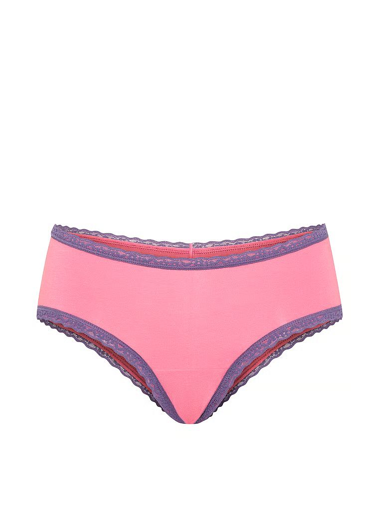 Bavlněné kalhotky s krajkou na okrajích Lace-Waist Cheeky. Produkt je růžové barvy a pochází z kolekce Lace Trim.