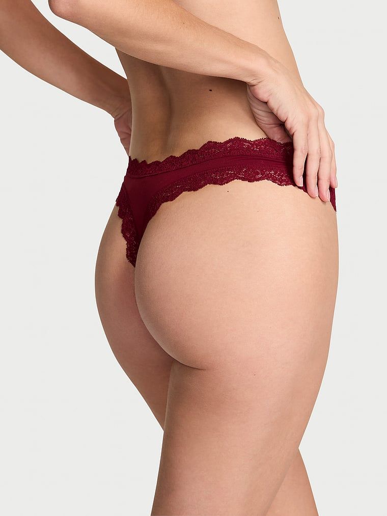 Tanga s krajkou Lace Trim. Výrobek je červené barvy a pochází z kolekce Dream Angels.