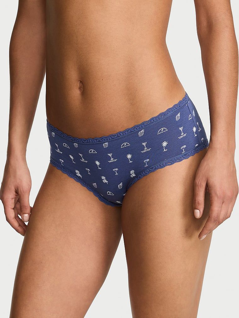 Bavlněné kalhotky s krajkou na okrajích Lace-Waist Cheeky. Produkt je vzorovaný a pochází z kolekce Lace Trim.