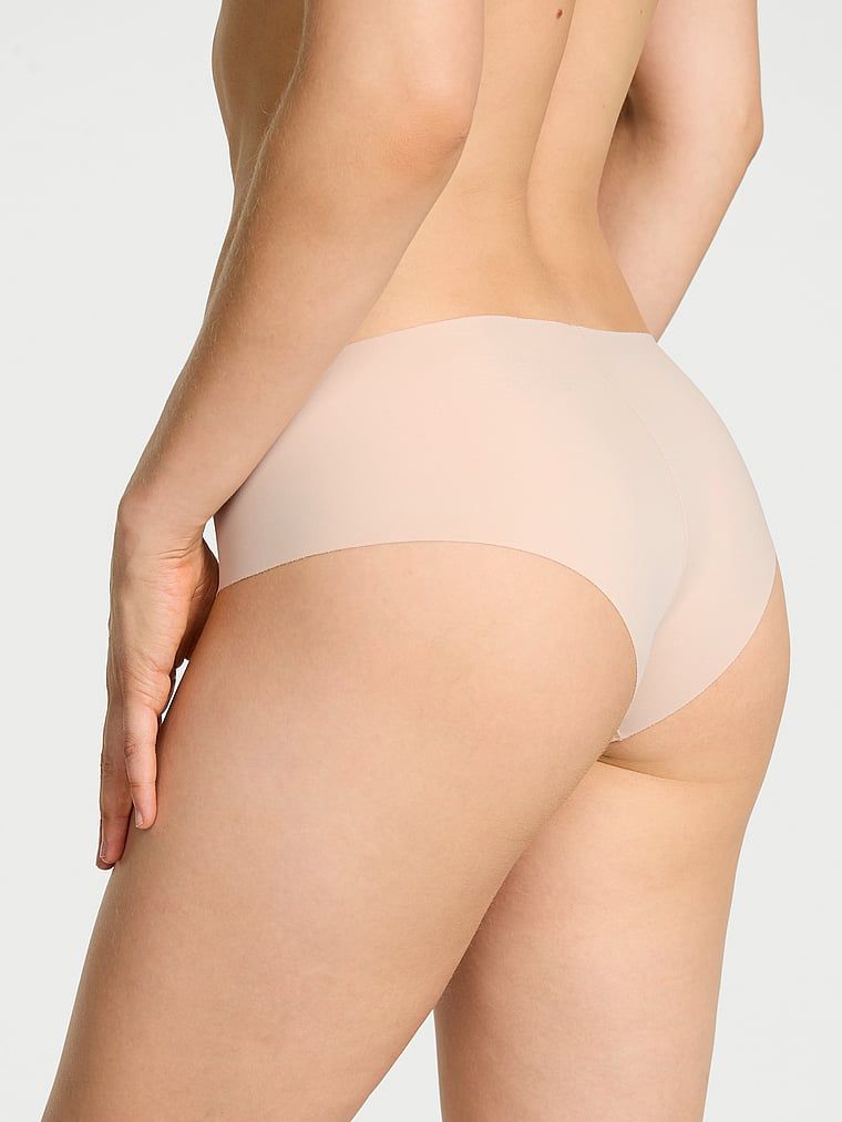 Bezešvé kalhotky No-Show Cheeky. Produkt je béžové barvy a pochází z kolekce No-Show.