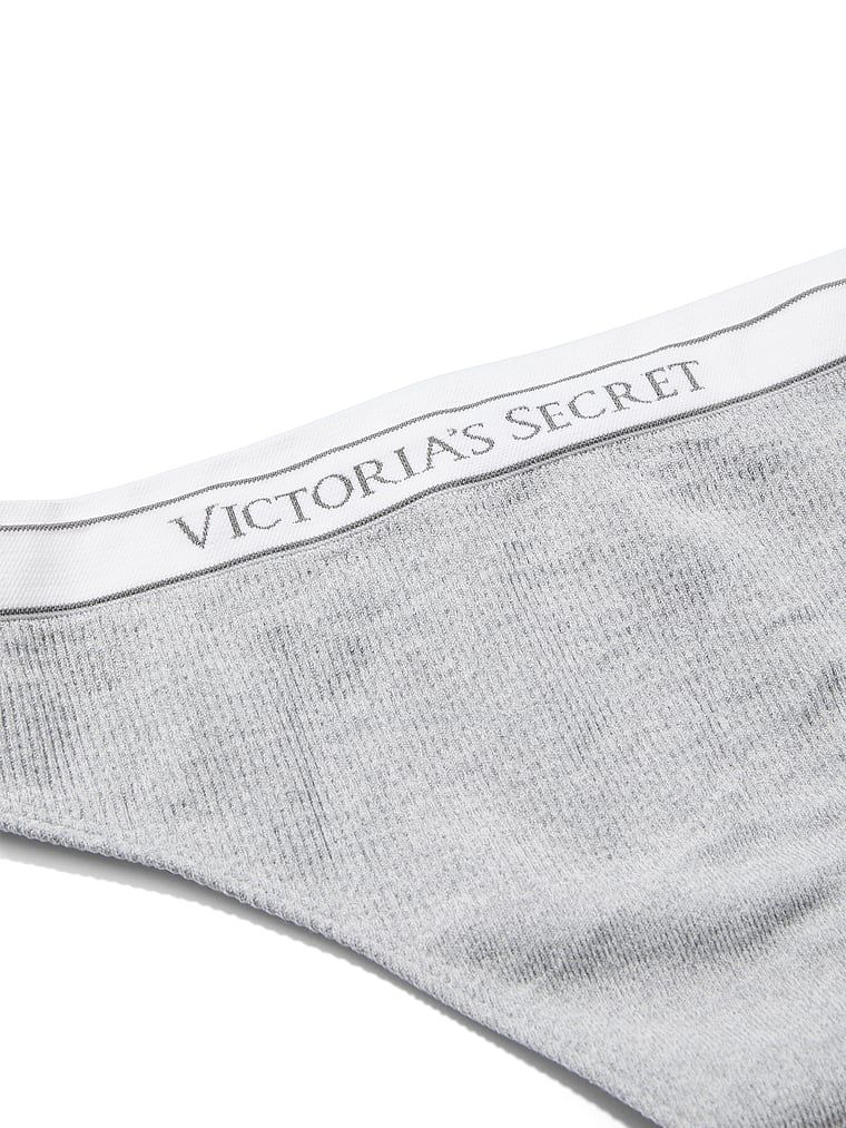 Žebrované kalhotky s logem Seamless Rib Bikini. Produkt má vzorovanou barvu a pochází z kolekce Seamless.