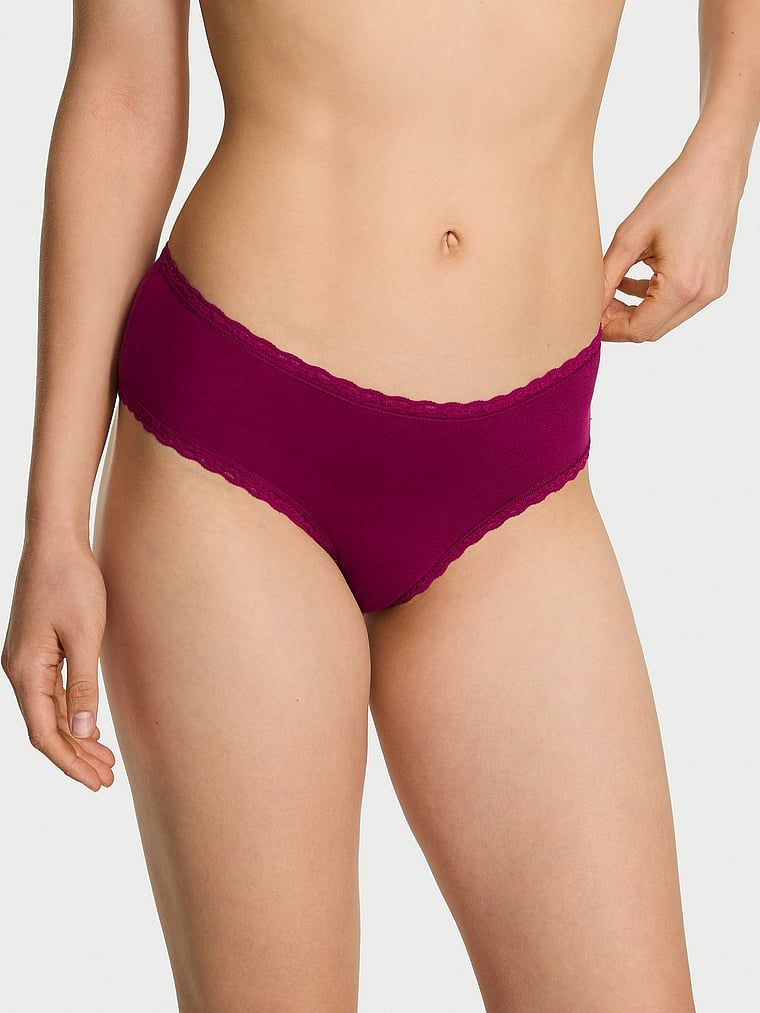 Bavlněné kalhotky s krajkou na okrajích Lace-Waist Cheeky. Produkt je růžový a pochází z kolekce Body by Victoria.