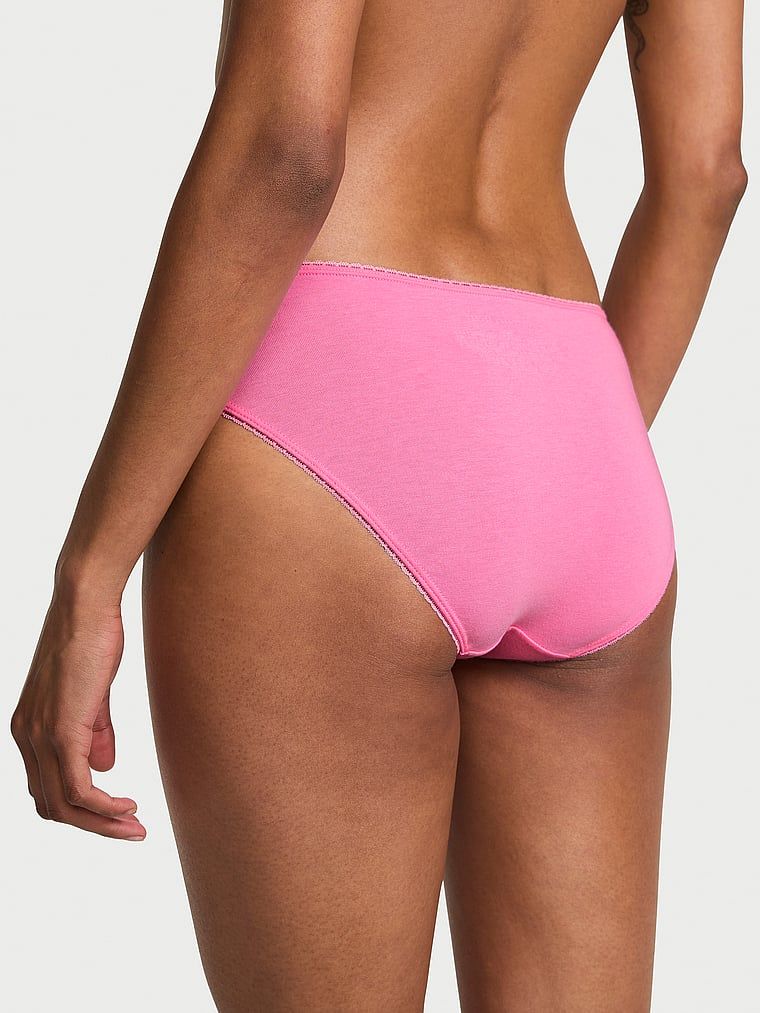 Bavlněné kalhotky s krajkou bikin. Produkt je růžové barvy a pochází z kolekce Victoria's Secret.