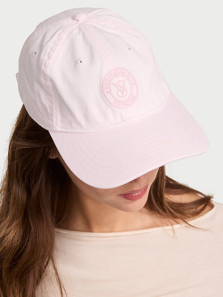 Kšiltovka VSX. Produkt je růžový a pochází z kolekce Victoria's Secret.