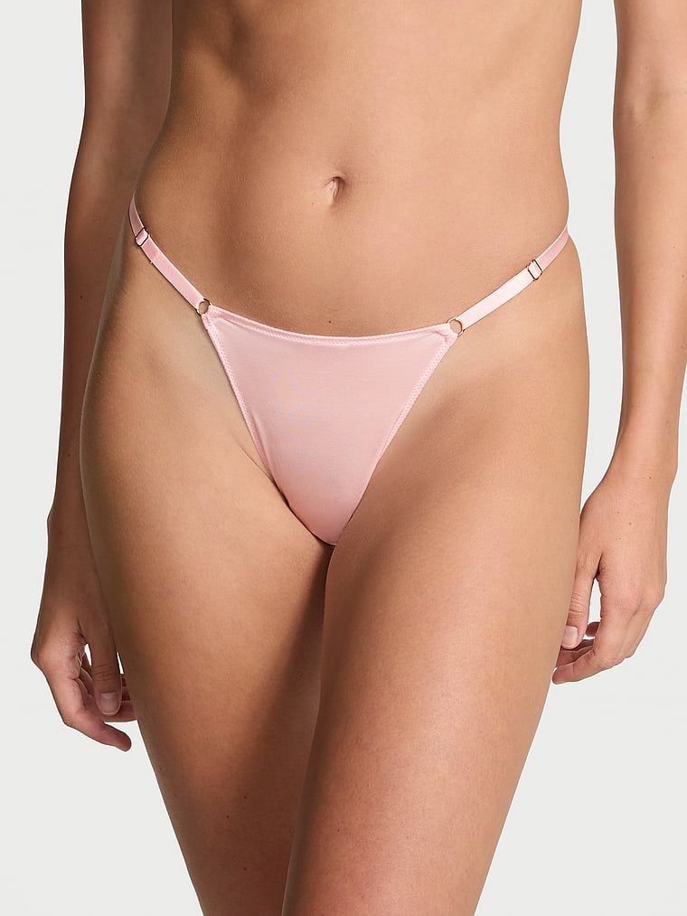 Tanga s nastavitelnými popruhy Hardware. Produkt má růžovou barvu a pochází z kolekce Body by Victoria.