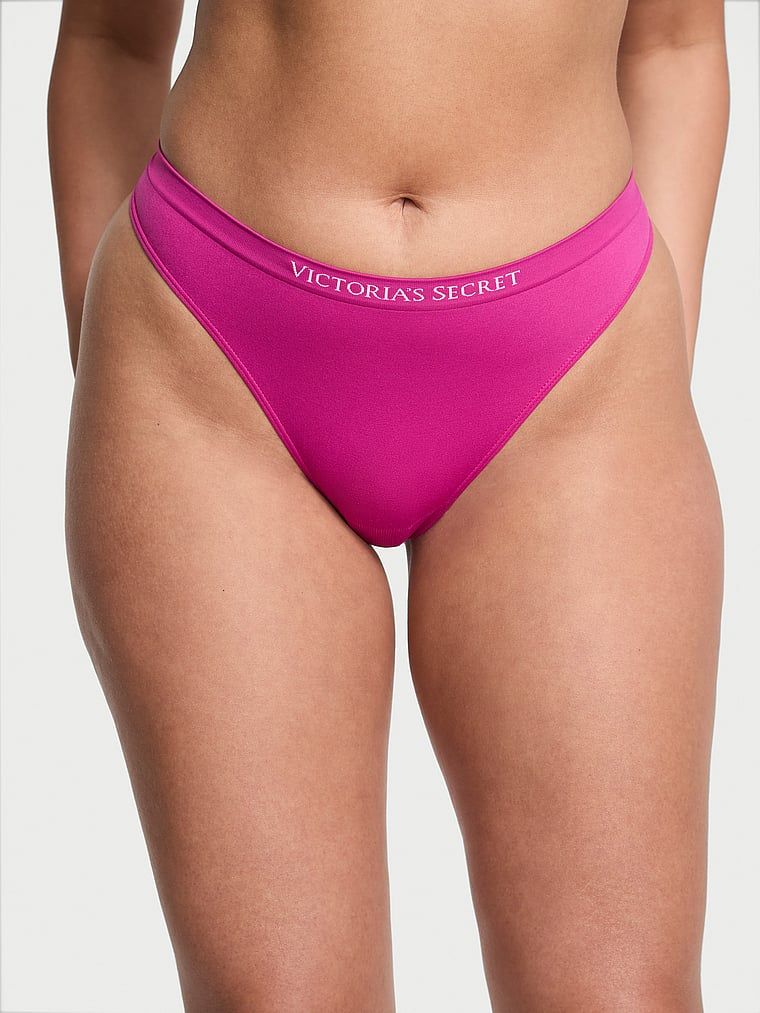 Bezešvá tanga. Produkt je růžový a pochází z kolekce Bezešvé.
