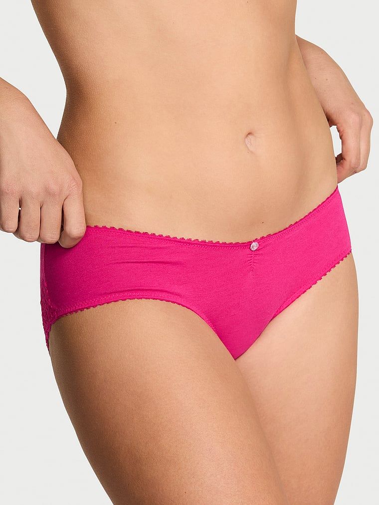 Bavlněné kalhotky s síťovanou střižkou vzadu Heart Lace Hiphugger. Produkt je růžové barvy a pochází z kolekce Victoria's Secret.