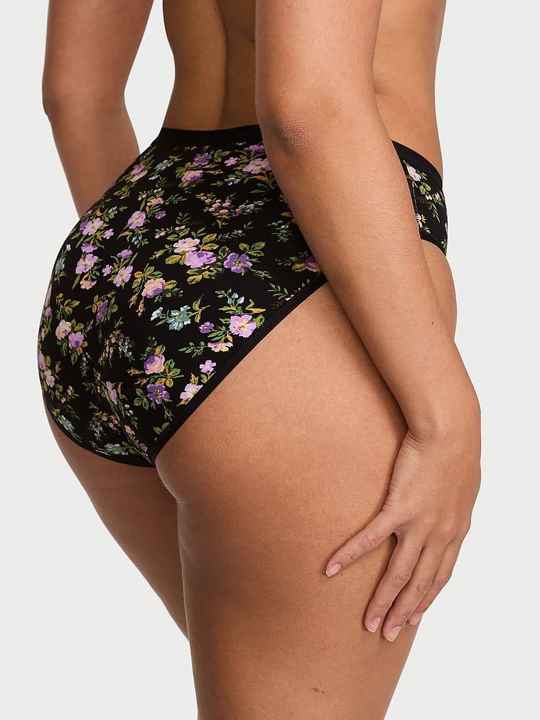 Bavlněné slipy s vysoko střiženými nohavičkami. Produkt je květinové barvy a pochází z kolekce Victoria's Secret.