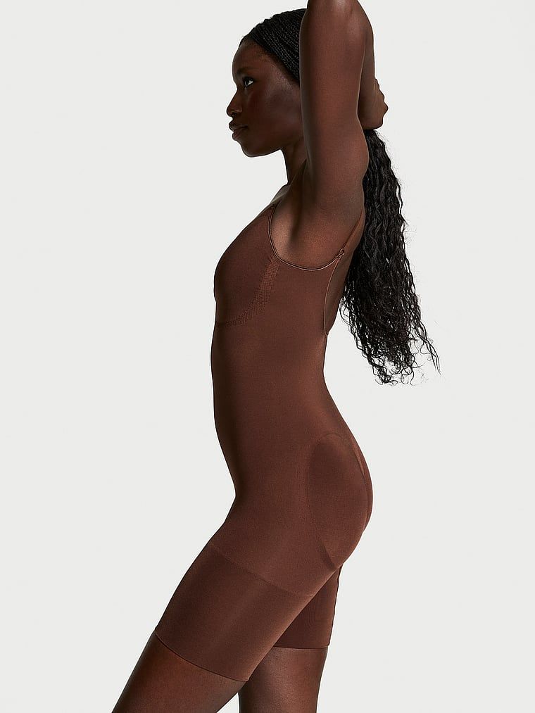 Tvarovací overal Shapewear od Victoria s kraťasy. Výrobek je hnědý a pochází z kolekce Victoria's Secret.