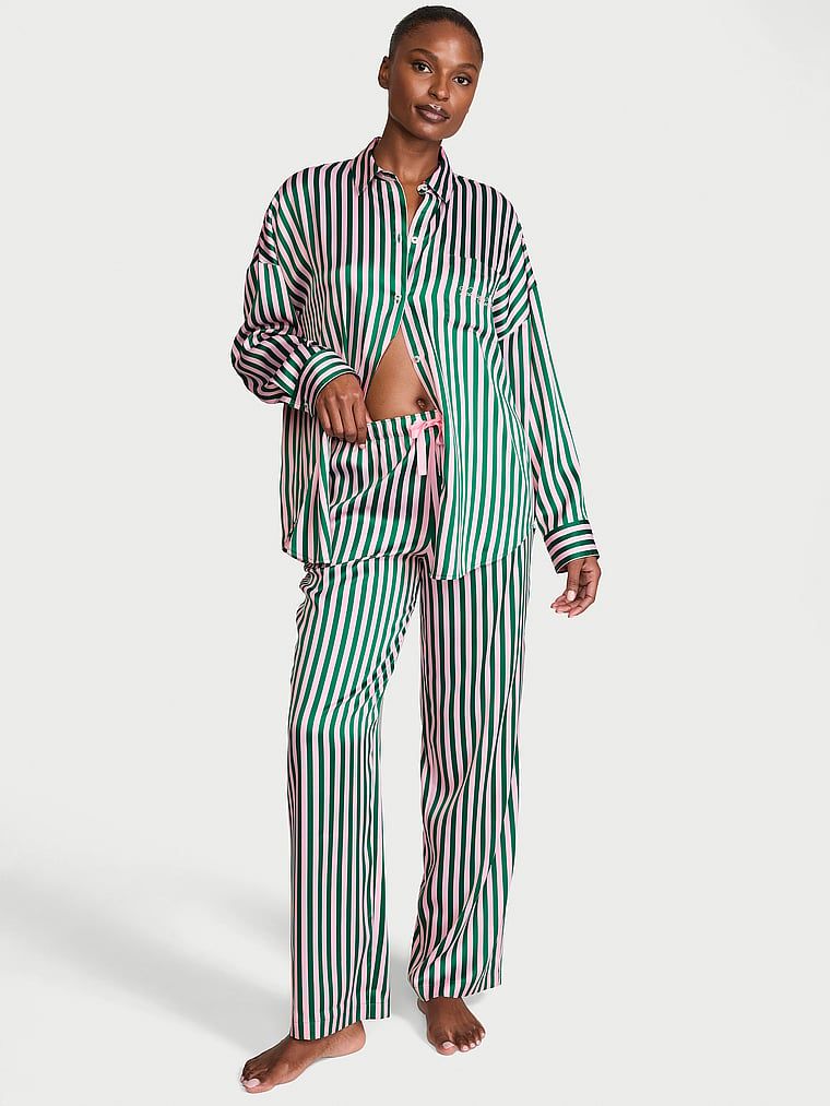 Typické oversized saténové pyžamo s dlouhými rukávy. Produkt je vzorovaný a pochází z kolekce Victoria's Secret.