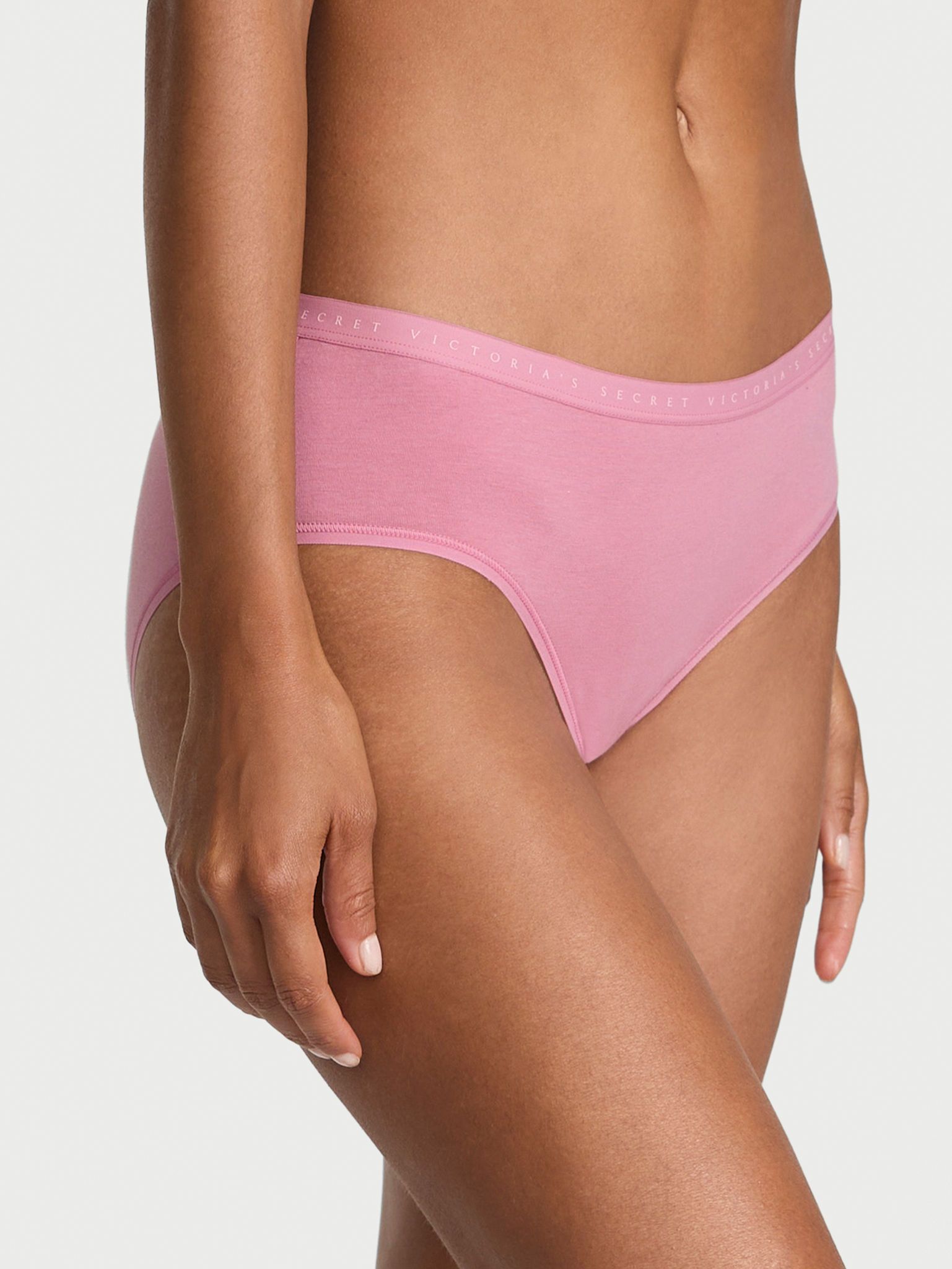 Bavlněné kalhotky Hiphugger. Produkt je růžový a pochází z kolekce Victoria's Secret.