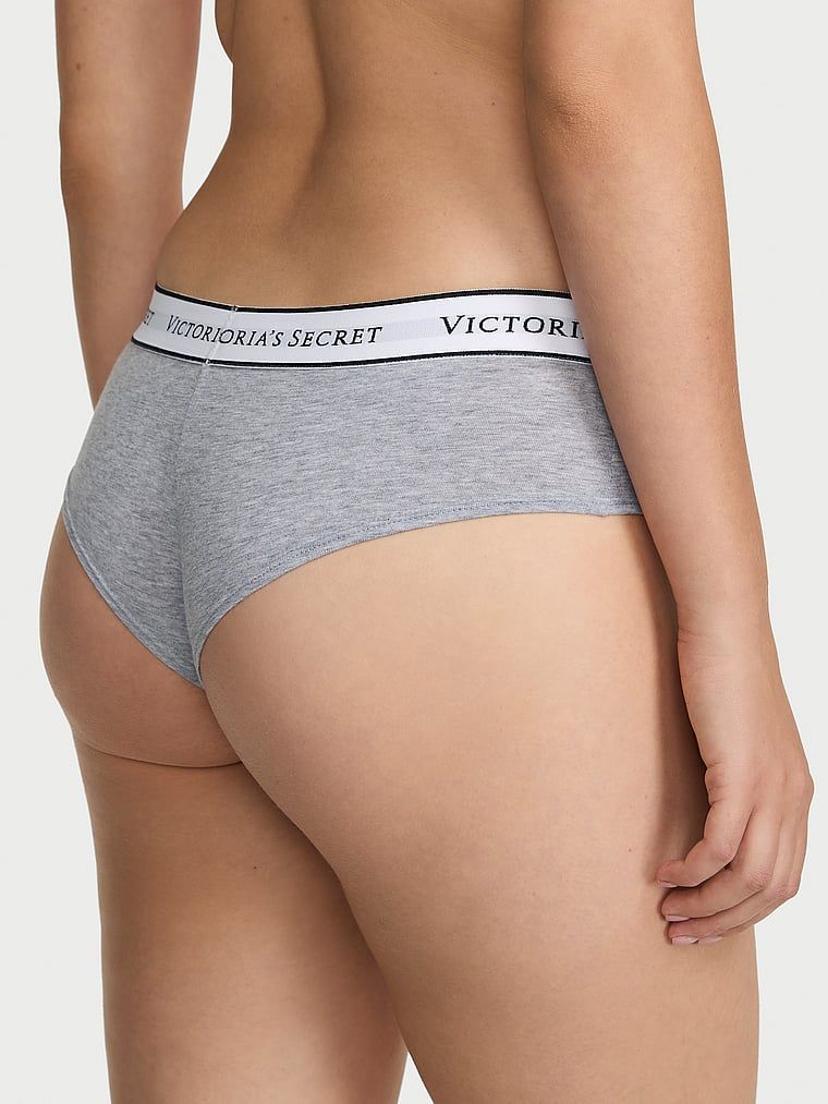 Bavlněné kalhotky s logem Cheeky v pase. Produkt je šedobarevný a pochází z kolekce Cotton.