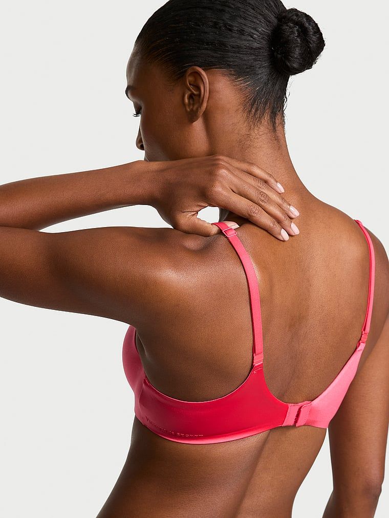 Podprsenka je mírně vycpaná balconetou FlexFactor. Produkt je červené barvy a pochází z kolekce Body by Victoria.