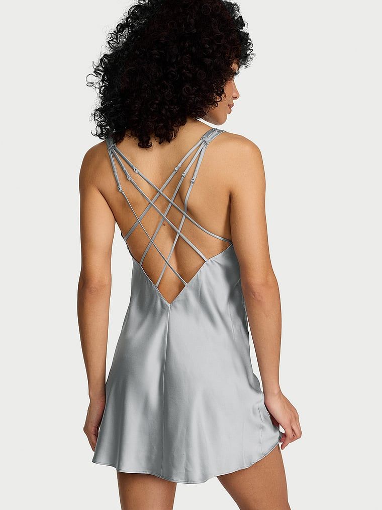 Satenová noční košile s lesklými ramínky Gradient Shine Strap Slip. Produkt je šedobarevný a pochází z kolekce Very Sexy.