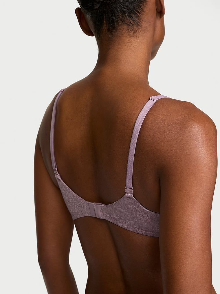 Mírně vycpaná Demi podprsenka. Produkt je růžové barvy a pochází z kolekce Body by Victoria.