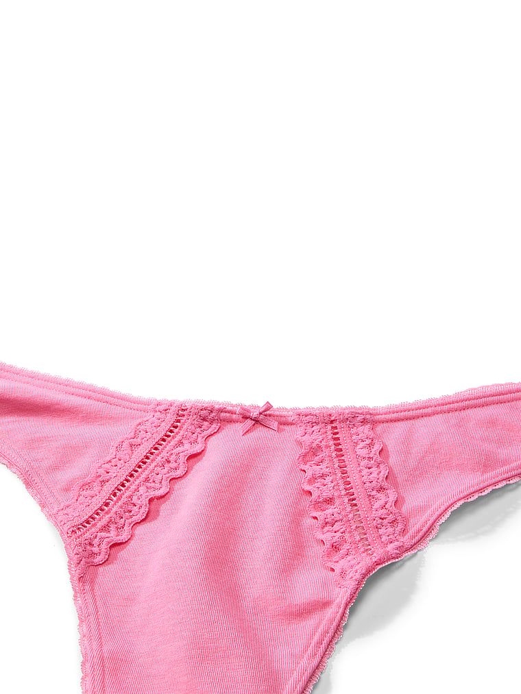 Bavlněné tanga s vložkami na krajku. Produkt je růžové barvy a pochází z kolekce Victoria's Secret.