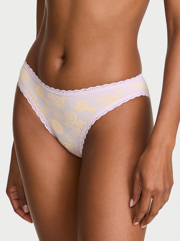 Bavlněné kalhotky s krajkovými bikinami s krajkovým lemováním. Produkt je vzorovaný a pochází z kolekce Lace Trim.