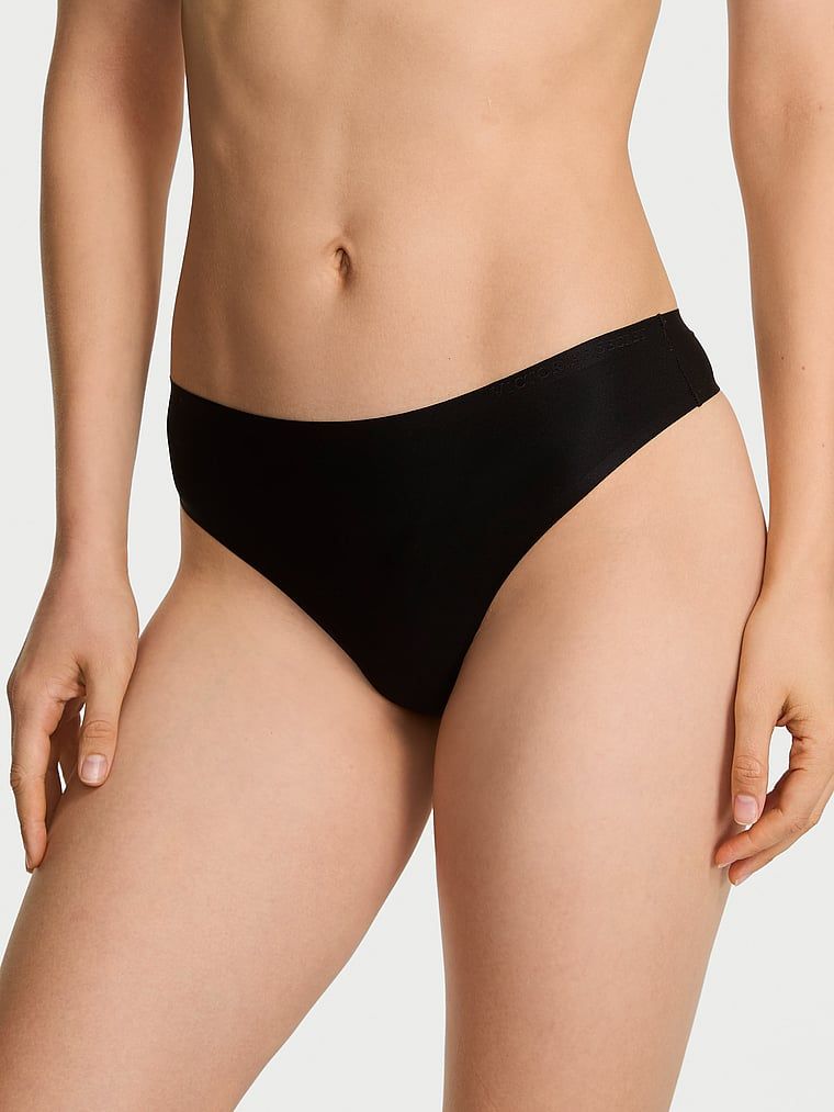 Flexibilní tanga z mikrovlákna. Produkt je černý a pochází z kolekce Body by Victoria.